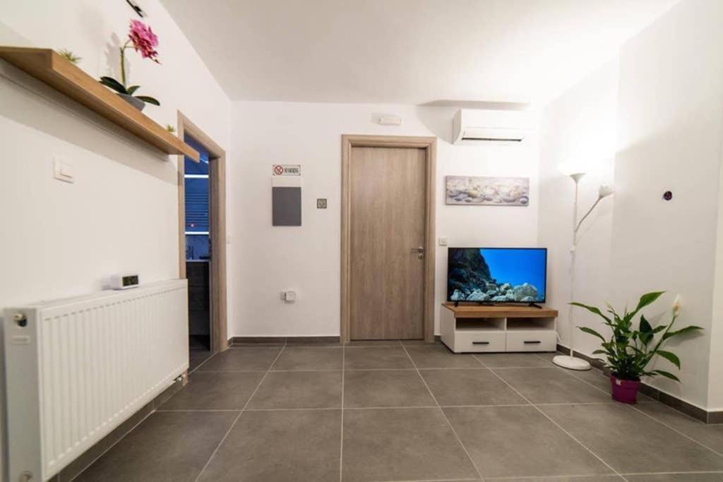 Brand New Aprt With Backyard In Lycabettus Hill ! Apartment Атина Екстериор снимка